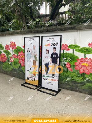 Standee chân sắt cửa hàng thời trang