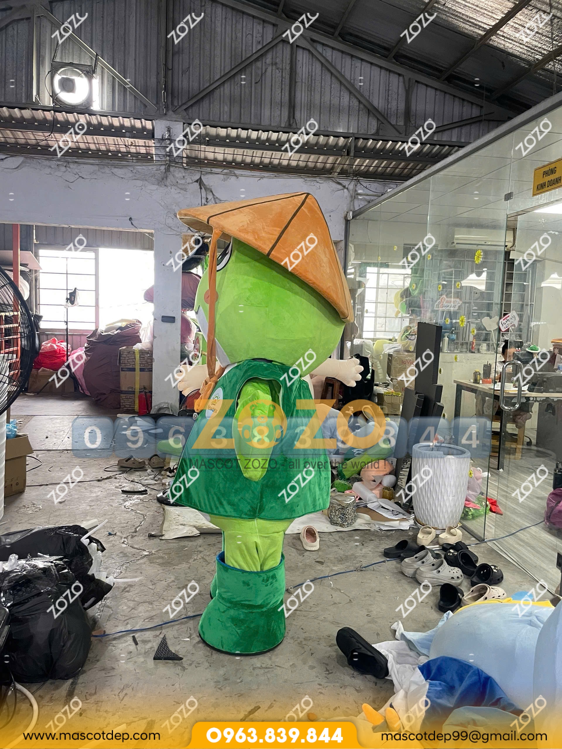 Mascot Ếch Xanh Newtex 6 Mascot Ếch Xanh Newtex mặt hông
