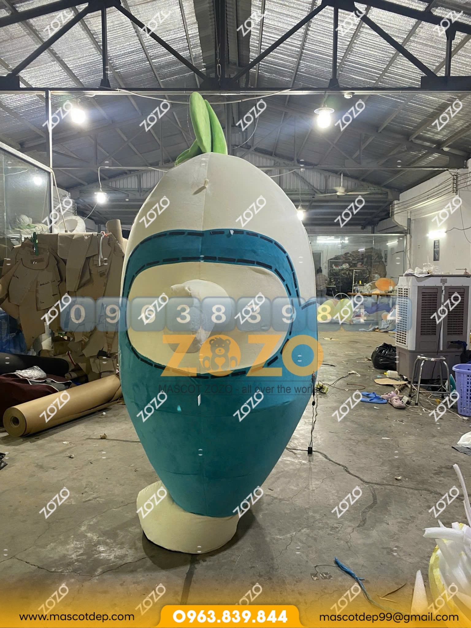 Mascot hơi củ cải UEH mặt hông