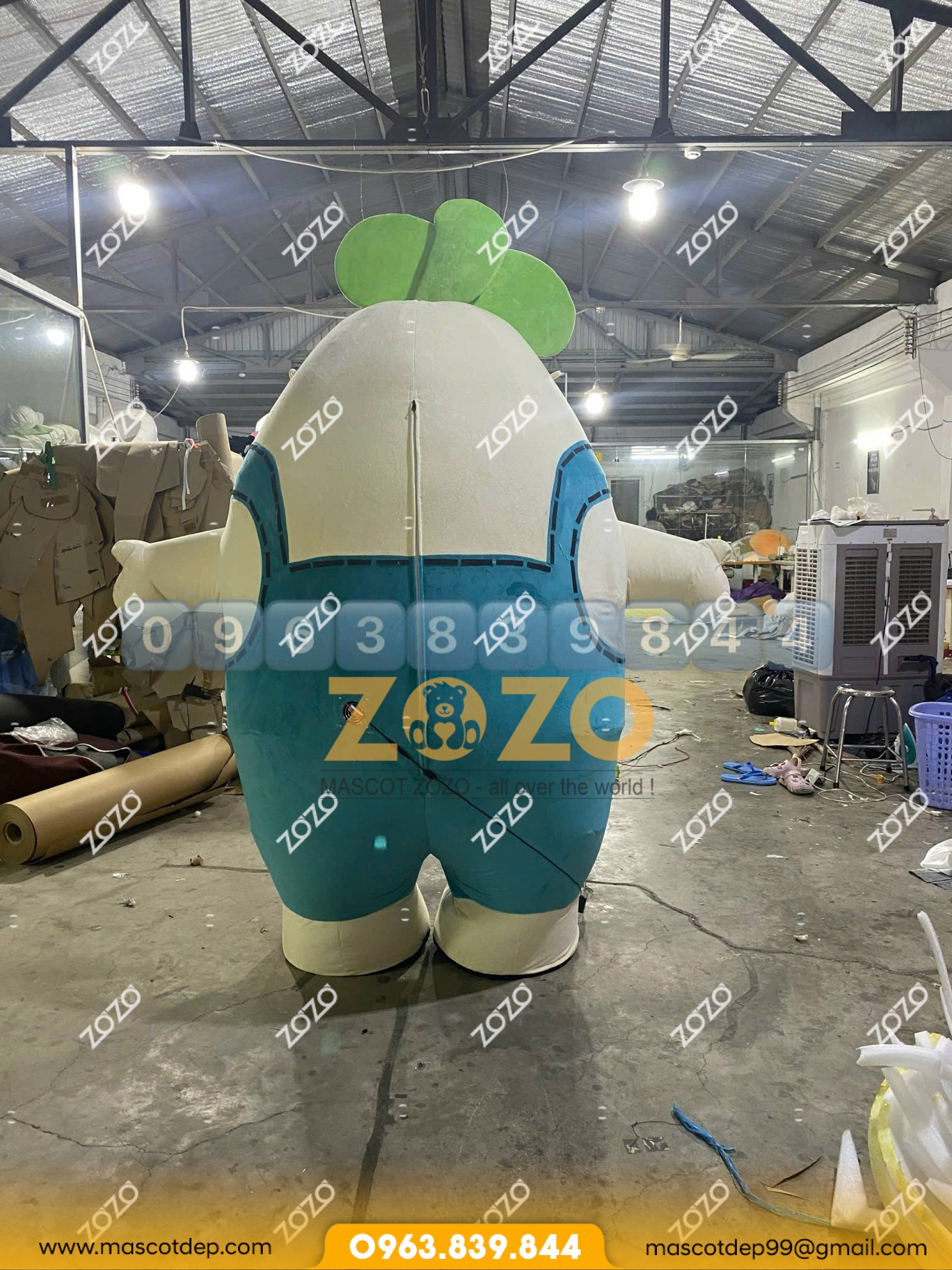 Mascot hơi củ cải UEH mặt sau
