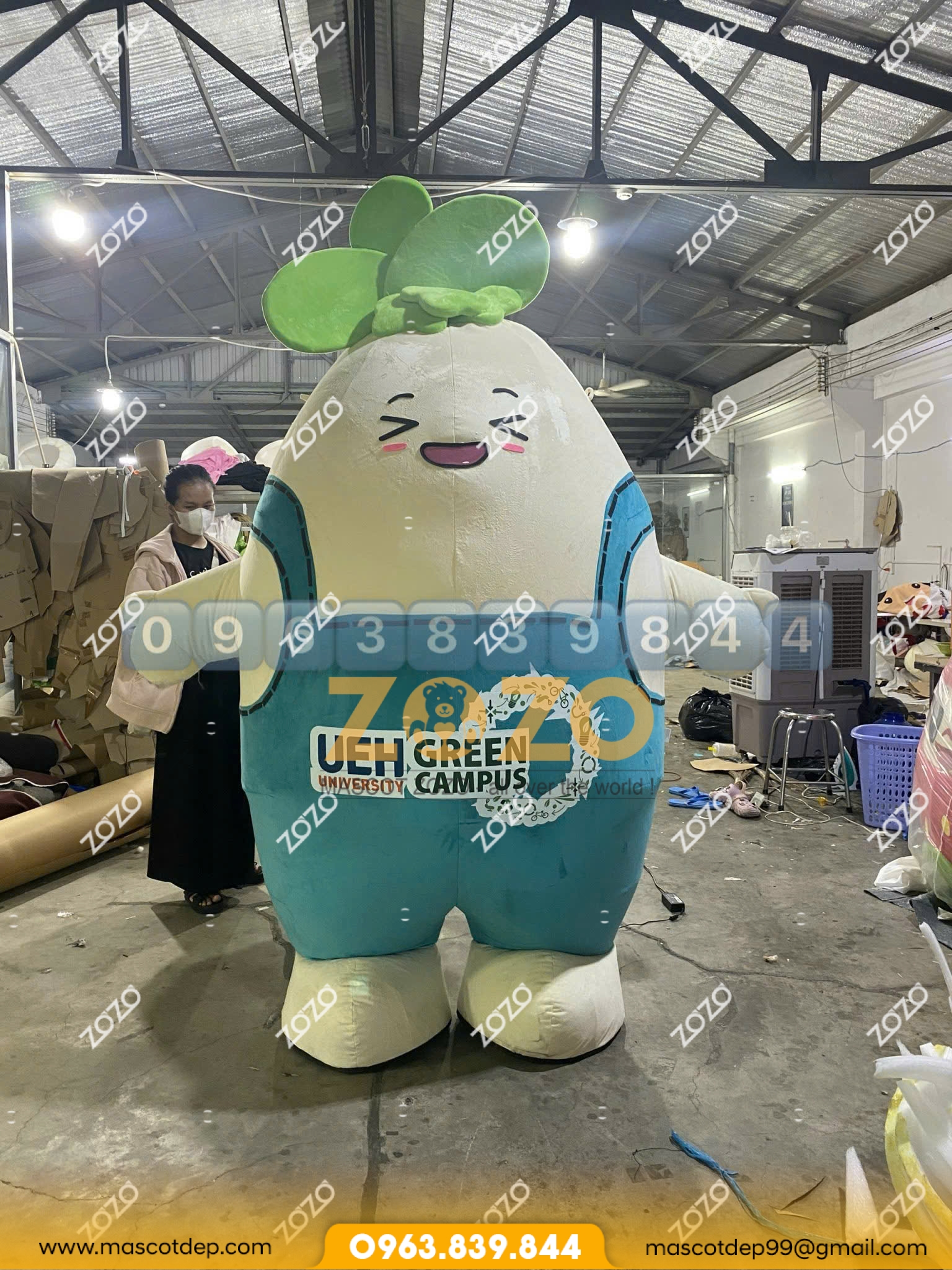 Mascot hơi củ cải UEH mặt trước Mascot hơi củ cải UEH mặt trước