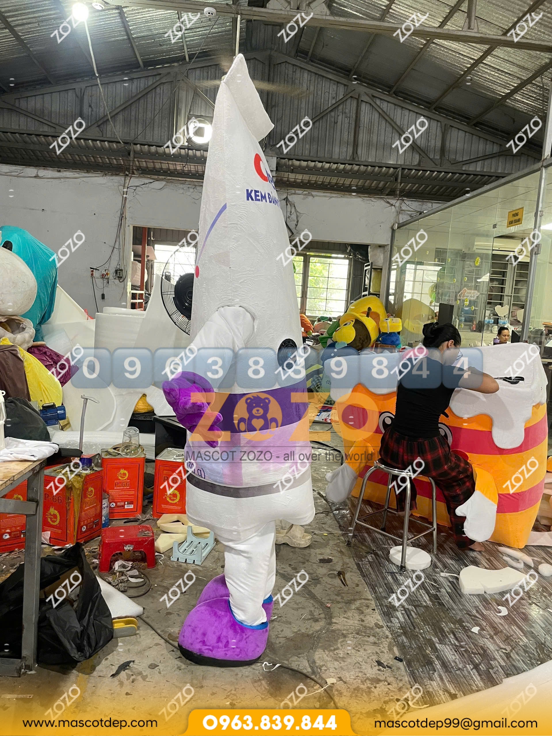 Mascot tuýp kem đánh răng Crest 3D White 6 Mascot tuýp kem đánh răng Crest 3D White mặt hông