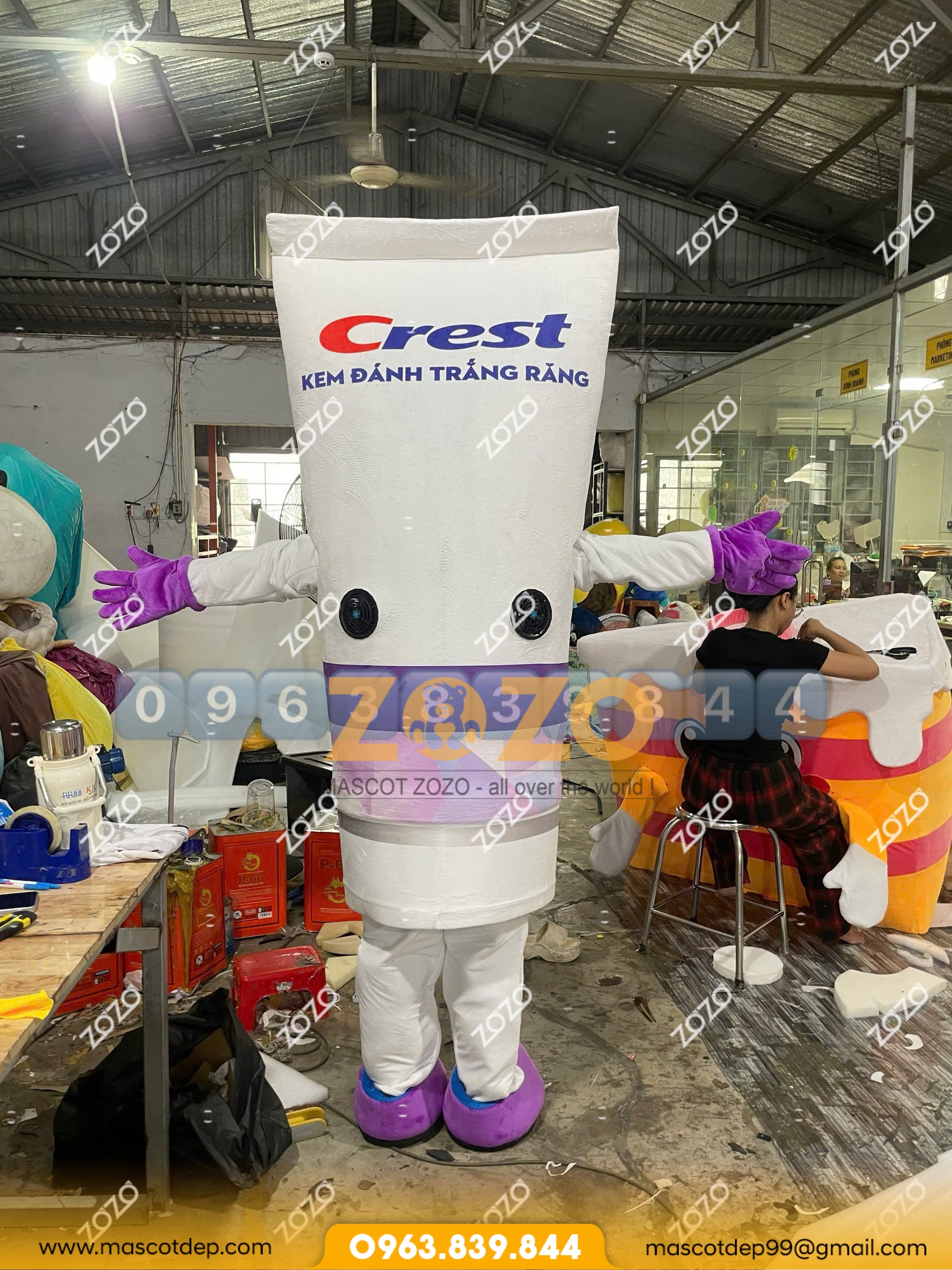 Mascot tuýp kem đánh răng Crest 3D White mặt sau Mascot tuýp kem đánh răng Crest 3D White mặt sau