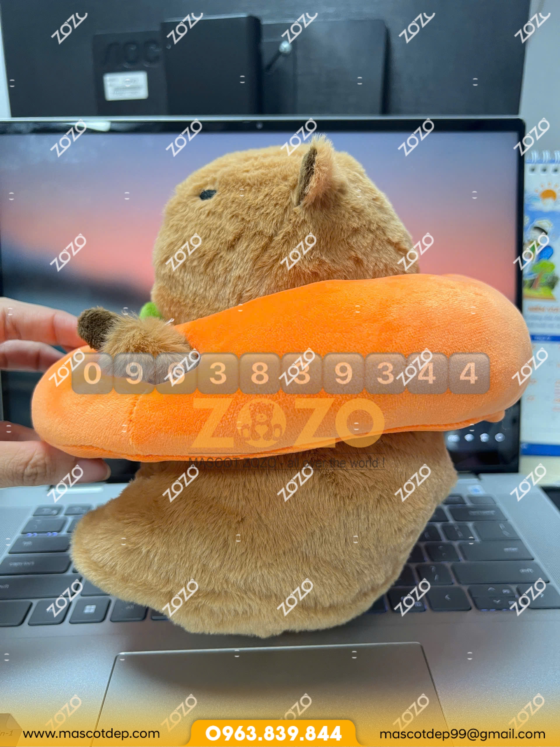 Thú bông capybara mặt hông