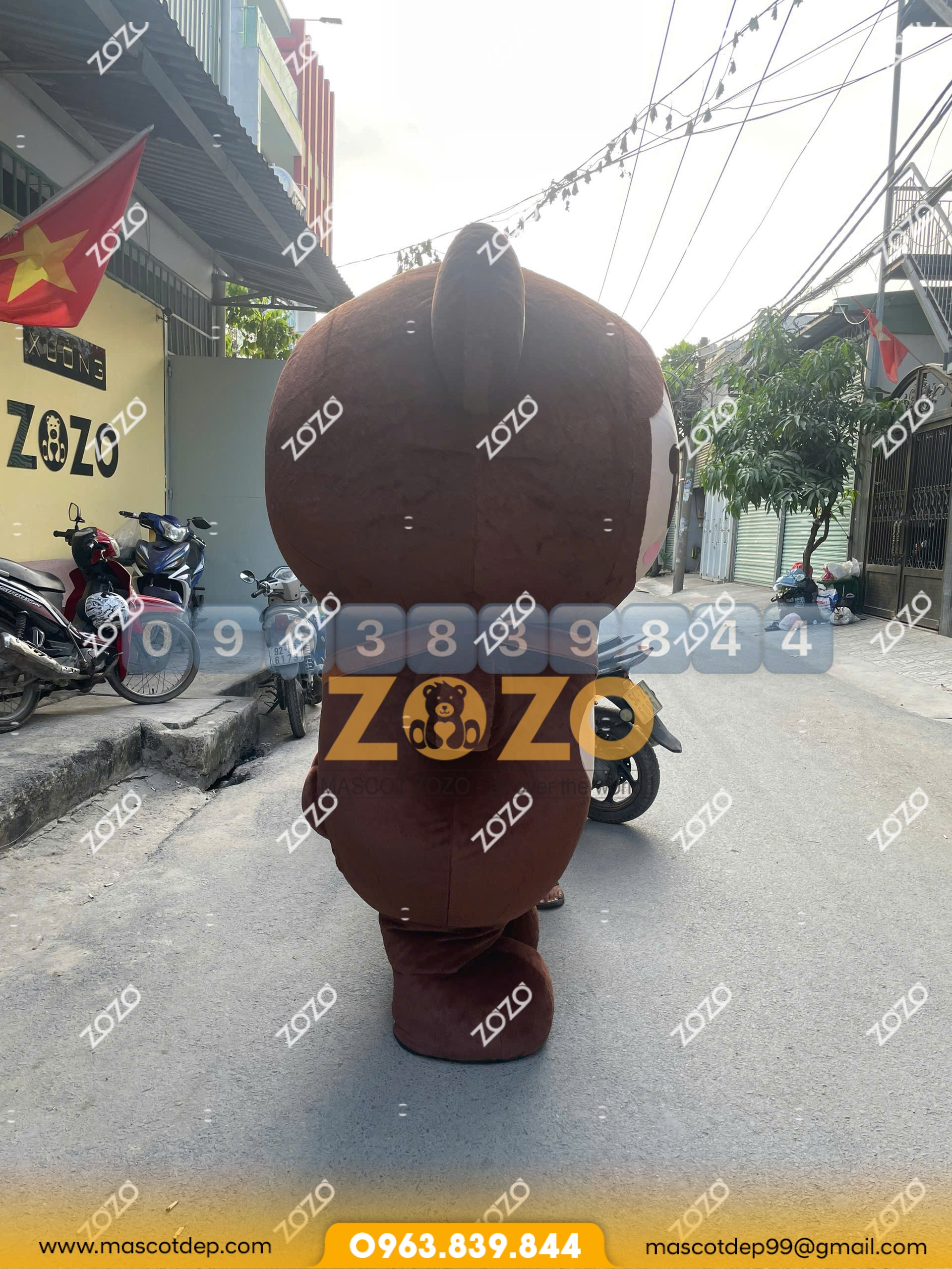 Mascot gấu nâu siêu cute mặt hông