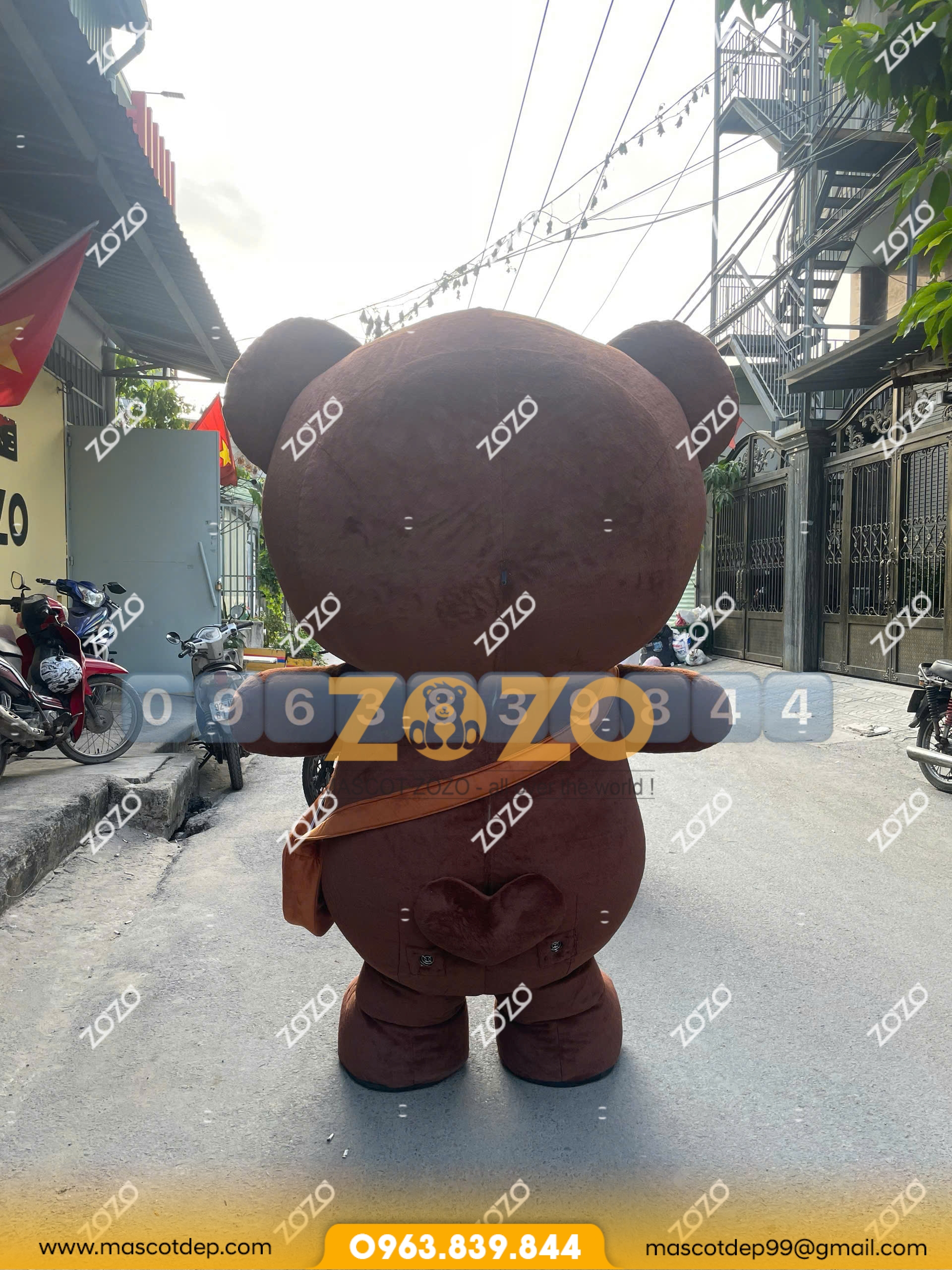 Mascot gấu nâu siêu cute mặt sau