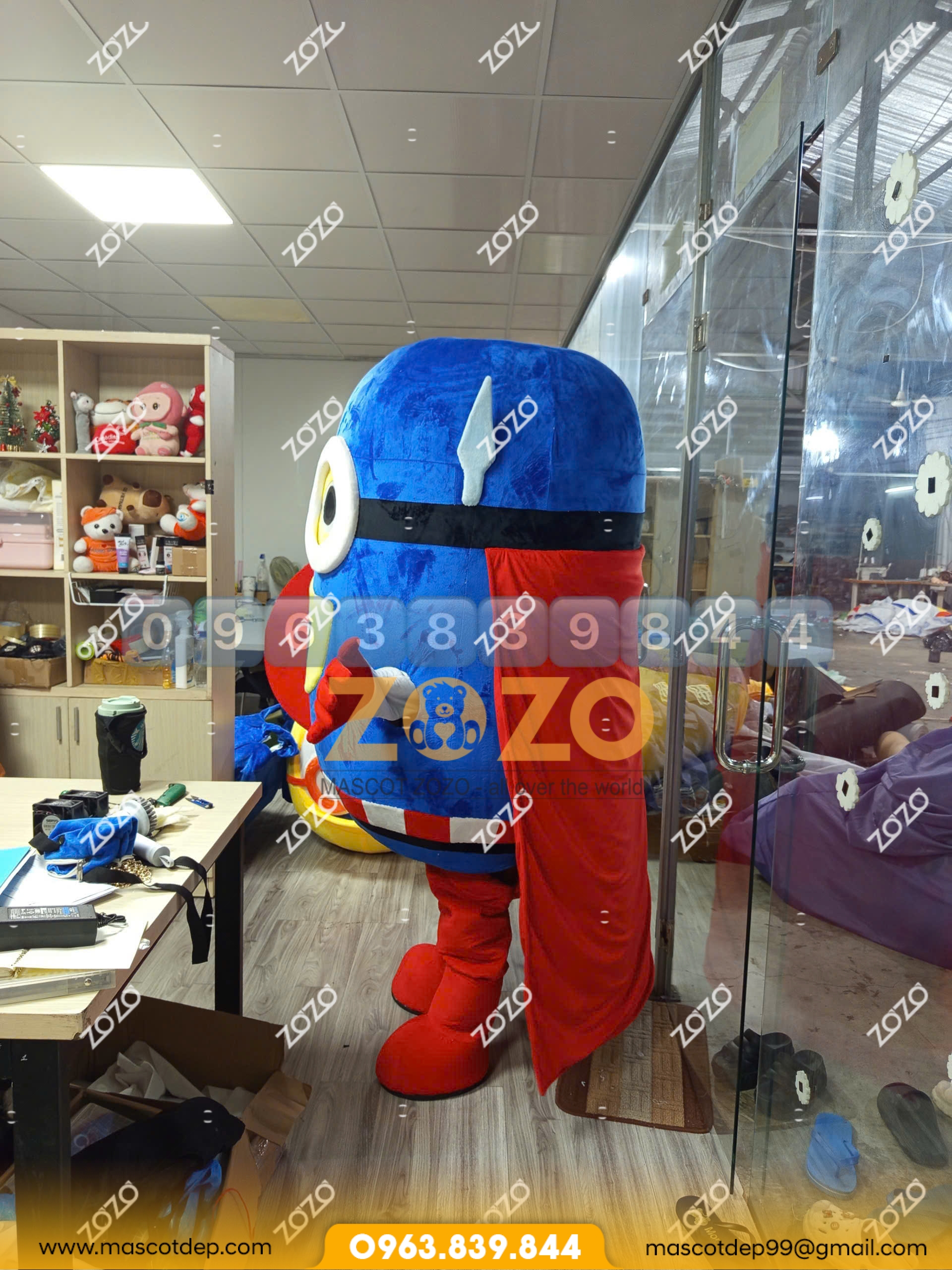 Mascot minion superman mặt hông