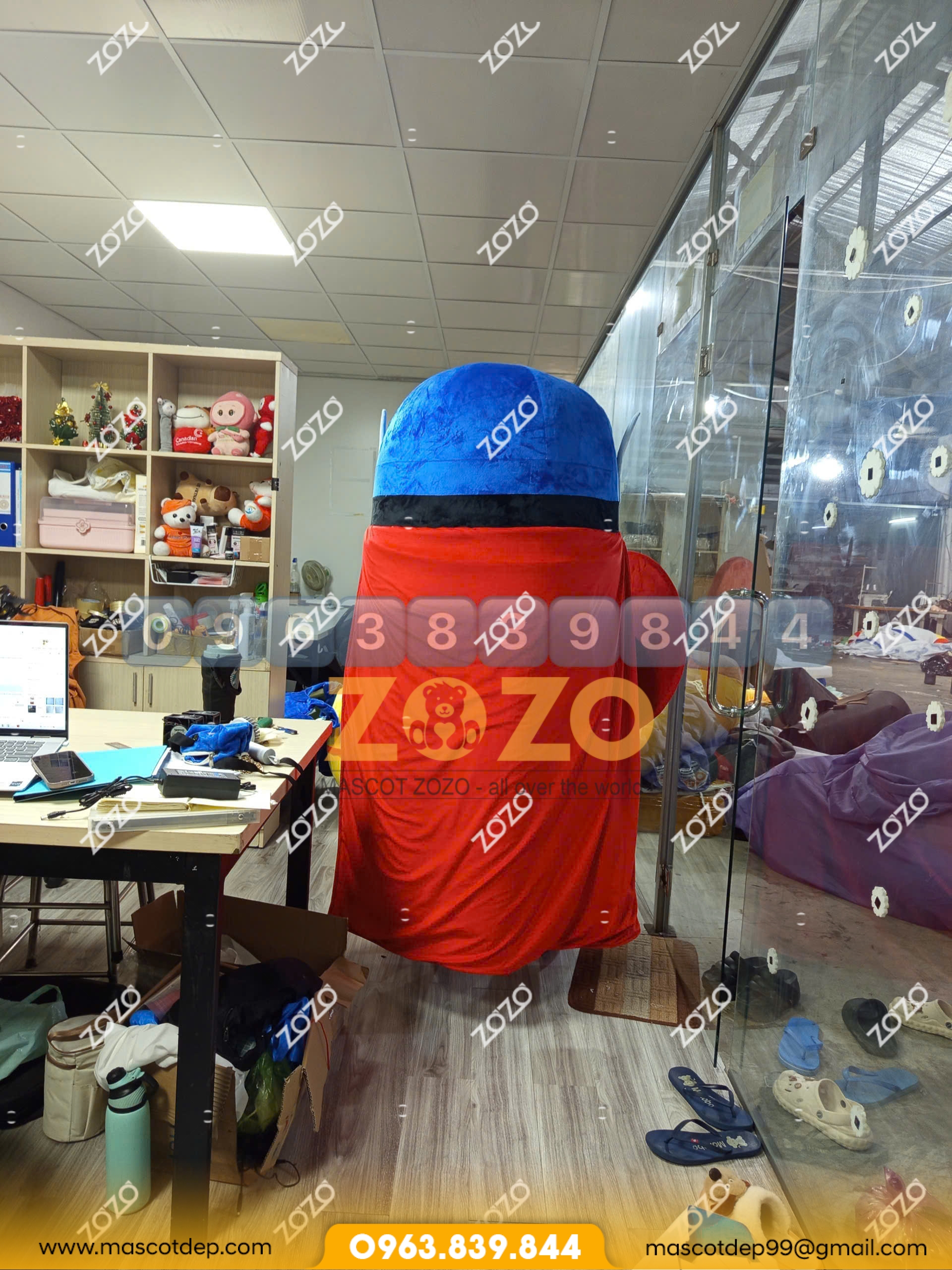 Mascot minion superman mặt sau