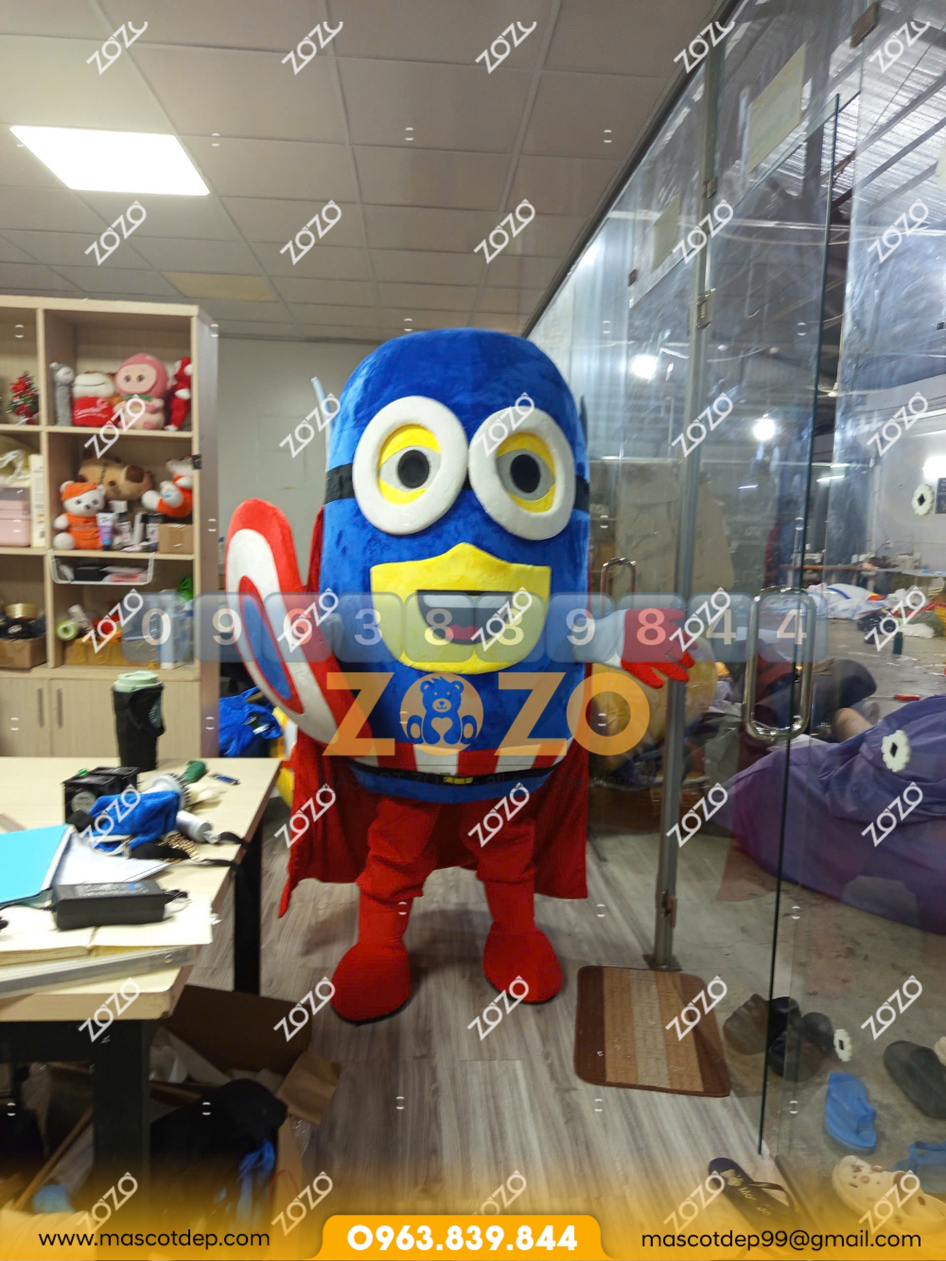 Mascot minion superman mặt trước